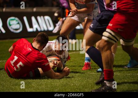 Manchester, Angleterre, le 7 février 2020. Denny Solomona mettant le ballon à l'épreuve pour les requins de la vente lors de leur demi-finale de la coupe Gallagher Premiership Cup contre les Saracens au STADE A J Bell. Banque D'Images