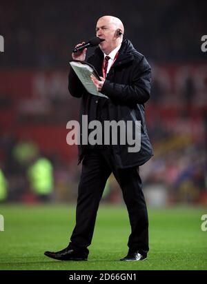 Alan Keegan, l'annonceur du stade Old Trafford, sur le terrain avant le match Banque D'Images