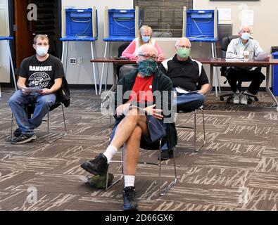 Mount Pleasant, Wisconsin, États-Unis. 14 octobre 2020. La formation a lieu au Village Hall le mercredi 14 octobre 2020 pour environ deux douzaines des 200 personnes qui se sont portées volontaires pour être des travailleurs du scrutin le jour de l'élection dans le village de Mount Pleasant, Wisconsin. (Image de crédit : © Mark HertzbergZUMA Wire) Banque D'Images