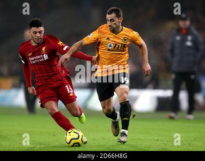 Alex Oxlade-Chamberlain (à gauche) et Jonny de Wolverhampton Wanderers de Liverpool affrontent le ballon Banque D'Images