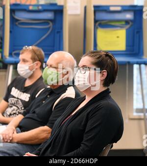 Mount Pleasant, Wisconsin, États-Unis. 14 octobre 2020. La formation a lieu au Village Hall le mercredi 14 octobre 2020 pour environ deux douzaines des 200 personnes qui se sont portées volontaires pour être des travailleurs du scrutin le jour de l'élection dans le village de Mount Pleasant, Wisconsin. (Image de crédit : © Mark HertzbergZUMA Wire) Banque D'Images