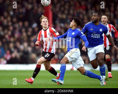 Jan Zamburek de Brentford (à gauche) et James Justin, de Leicester City, se battent pour le ballon Banque D'Images