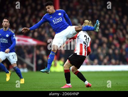 Jan Zamburek de Brentford (à droite) et James Justin, de Leicester City, se battent pour le ballon Banque D'Images