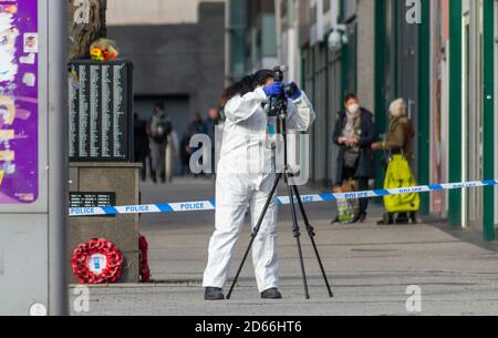 Une femme officier de l'investigation prend des photos sur les lieux d'un grave assaut de nuit dans le centre-ville de Birmingham, près des marchés extérieurs et des arènes Banque D'Images