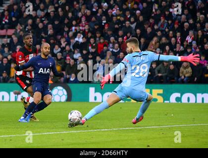 Lucas Moura de Tottenham a enregistré son tir par le gardien de but de Southampton Angus Gunn Banque D'Images