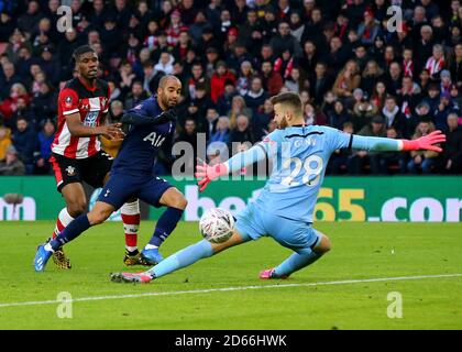 Lucas Moura (centre) de Tottenham a sauvé son tir par le gardien de but Angus Gunn de Southampton Banque D'Images