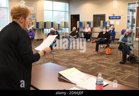 Mount Pleasant, Wisconsin, États-Unis. 14 octobre 2020. La formation a lieu au Village Hall le mercredi 14 octobre 2020 pour environ deux douzaines des 200 personnes qui se sont portées volontaires pour être des travailleurs du scrutin le jour de l'élection dans le village de Mount Pleasant, Wisconsin. JEANNE CHRISTENSEN est la formatrice. (Image de crédit : © Mark HertzbergZUMA Wire) Banque D'Images