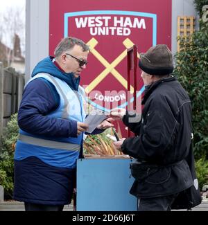 West Ham femmes fan achète un programme avant le jeu Banque D'Images