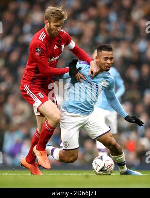 Tim Ream de Fulham (à gauche) descend Gabriel Jésus de Manchester City, ce qui entraîne une pénalité et une carte rouge Banque D'Images