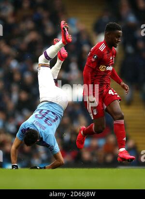 Riyad Mahrez de Manchester City (centre) est abordé par Joe Bryan de Fulham (à gauche) Banque D'Images