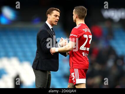 Scott Parker, responsable de Fulham (à gauche), secoue les mains avec Joe Bryan après le coup de sifflet final Banque D'Images