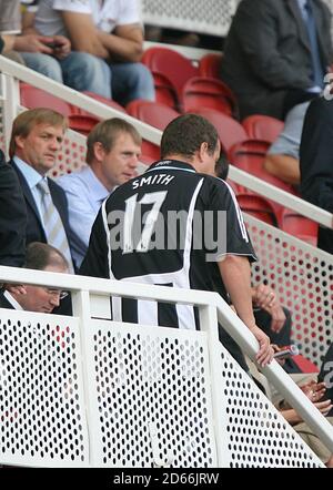 Mike Ashley, le propriétaire de Newcastle United, porte une chemise Alan Smith dans les supports Banque D'Images