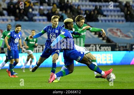 Adam Reach de Sheffield Wednesday est abordé par Wigan Athletic de Cédric Kipre Banque D'Images