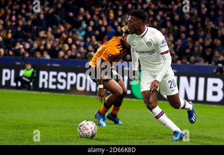 Le Callum Hudson-Odoi de Chelsea (à droite) et le Mallik Wilks de Hull City se battent pour le ballon Banque D'Images