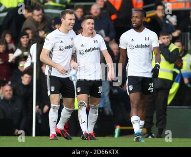 Tom Cairney (centre) de Fulham célèbre son deuxième but du jeu avec Kevin McDonald (à gauche) Banque D'Images