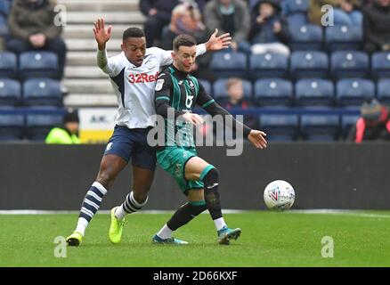 Darnell Fisher (à gauche), de Preston North End, lutte avec Bersant Celina de Swansea City Banque D'Images