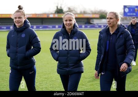 Chelsea's (de gauche à droite) Emily Murphy, Guro Reiten et Jonna Andersson avant le match à Kingsmeadow Banque D'Images