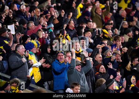 Les fans d'Oxford United célèbrent leur deuxième but du jeu Banque D'Images