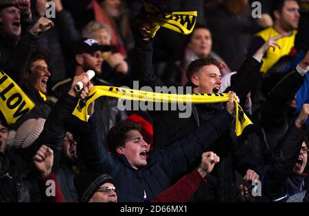 Les fans d'Oxford United célèbrent leur deuxième but du jeu en prenant le jeu en plus de temps Banque D'Images