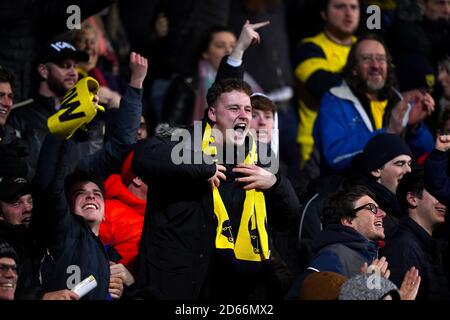 Les fans d'Oxford United célèbrent leur deuxième but du jeu Banque D'Images