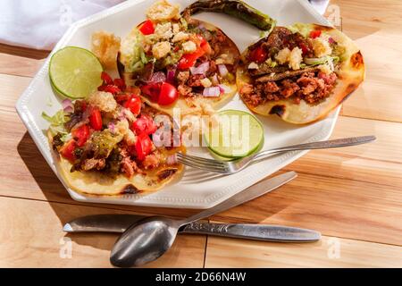 Saucisses mexicaines longaniza et steak de rue tacos campechanos avec chicharron rinds de porc et sauce tomatillo verde Banque D'Images