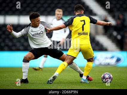 Lee Buchanan (à gauche) du comté de Derby et la bataille de Reda Khadra de Borussia Dortmund pour le bal Banque D'Images