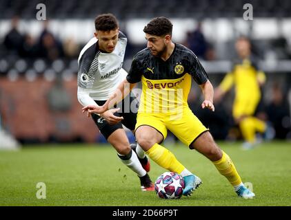 Lee Buchanan (à gauche) du comté de Derby et la bataille de Reda Khadra de Borussia Dortmund pour le bal Banque D'Images