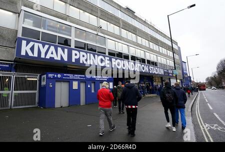 Les fans marchent devant l'entrée du stade Kiyan Prince Foundation, qui abrite les Queens Park Rangers Banque D'Images