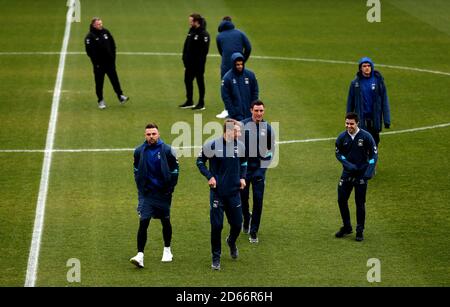 Les joueurs de Coventry City inspectent le terrain avant le jeu Banque D'Images