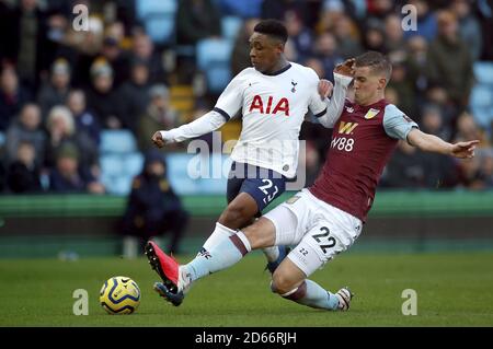 Aston Villa's Bjorn Engels (à droite) fouille Steven Bergwijn de Tottenham Hotspur Banque D'Images