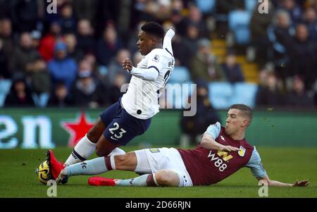 Aston Villa's Bjorn Engels (à droite) fouille Steven Bergwijn de Tottenham Hotspur Banque D'Images