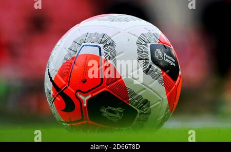 Vue générale du nouveau ballon de football Nike Merlin Tunnel Vision Premier League Banque D'Images
