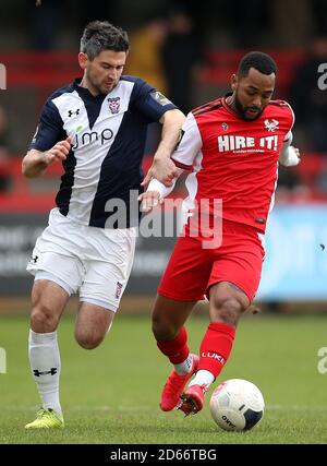 Ashley Hemmings de Kidderminster Harriers et Paddy McLaughlin de York City se battent pour le ballon Banque D'Images