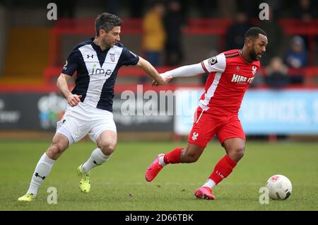 Ashley Hemmings de Kidderminster Harriers et Paddy McLaughlin de York City se battent pour le ballon Banque D'Images