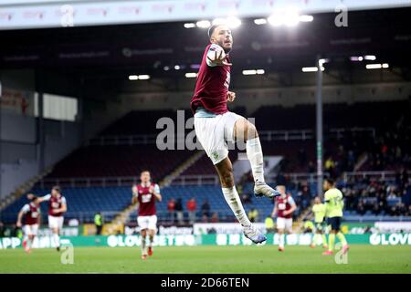 Dwight McNeil (à droite) de Burnley célèbre son troisième but du jeu Banque D'Images