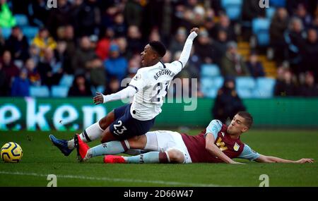 Aston Villa's Bjorn Engels (à droite) fouille Steven Bergwijn de Tottenham Hotspur Banque D'Images