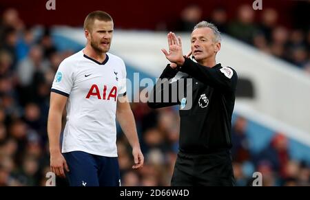 L'arbitre Martin Atkinson et Eric Dier de Tottenham Hotspur (à gauche) Banque D'Images