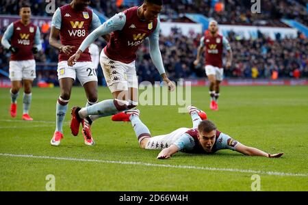 Bjorn Engels d'Aston Villa glisse sur le sol tout en célébrant le deuxième but du jeu Banque D'Images