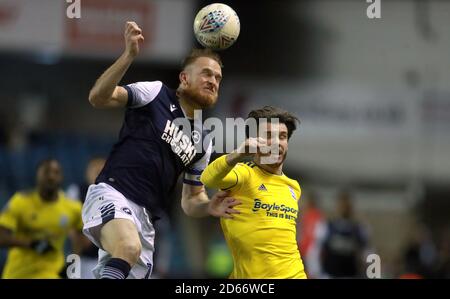 Alex Pearce de Millwall et Scott Hogan de Birmingham City se battent pour le ballon Banque D'Images