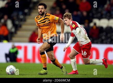 Kevin Stewart de Hull City (à gauche) et Luke Thomas de Barnsley se battent pour le ballon Banque D'Images