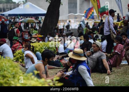 Une caravane de 7,000 autochtones, membres des réserves Valle et Cauca, constitue le minga indigène qui partira mercredi après-midi Banque D'Images