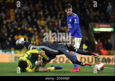 Le gardien de but de Norwich City Max Aarons (à gauche) et le gardien de but de Leicester City Kasper Schmeichel se battent pour le ballon Banque D'Images