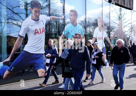 Les fans de Tottenham Hotspur arrivent avant le match Banque D'Images