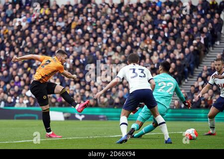 Matt Doherty de Wolverhampton Wanderers marque le premier but du jeu de son côté Banque D'Images