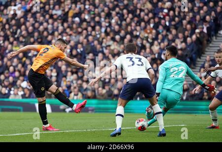 Matt Doherty de Wolverhampton Wanderers marque le premier but du jeu de son côté Banque D'Images