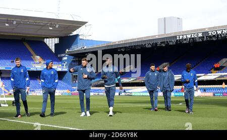 Les joueurs de Coventry City inspectent le terrain avant le match Banque D'Images