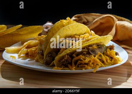 Cuisine mexicaine-américaine de Philly Cheesesteak tacos avec oignons poivrons et champignons, frites sur le côté Banque D'Images