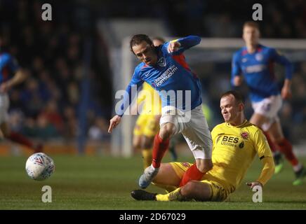 Ryan Williams de Portsmouth (à gauche) est abordé par Glenn Whelan de Fleetwood Town Banque D'Images