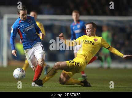 Ryan Williams de Portsmouth (à gauche) est abordé par Glenn Whelan de Fleetwood Town Banque D'Images