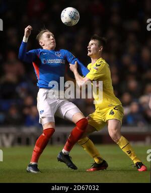 La bataille de Portsmouth, Ronan Curtis et de Fleetwood Town, Callum Connolly, pour le ballon Banque D'Images